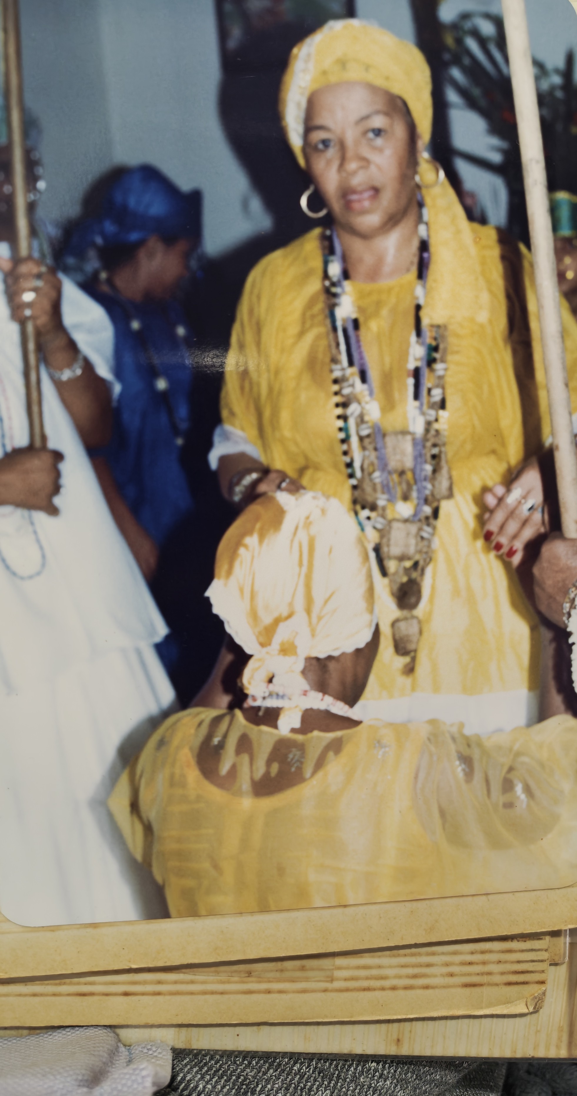 Mãe Barbara em vestes amarelas