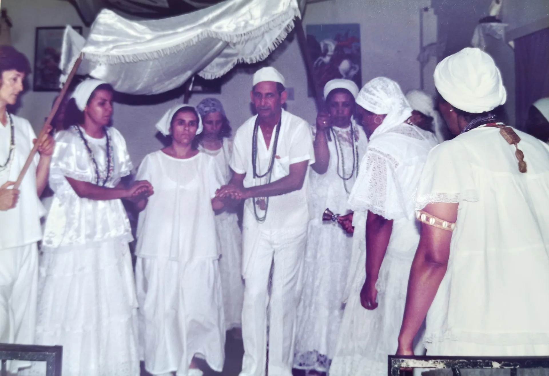 Ritual com pálio branco